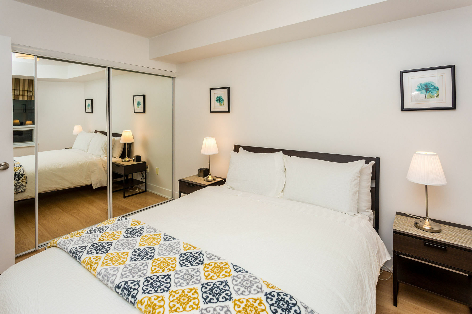 Red Maple Suites - Blue Jays Way Торонто Екстериор снимка